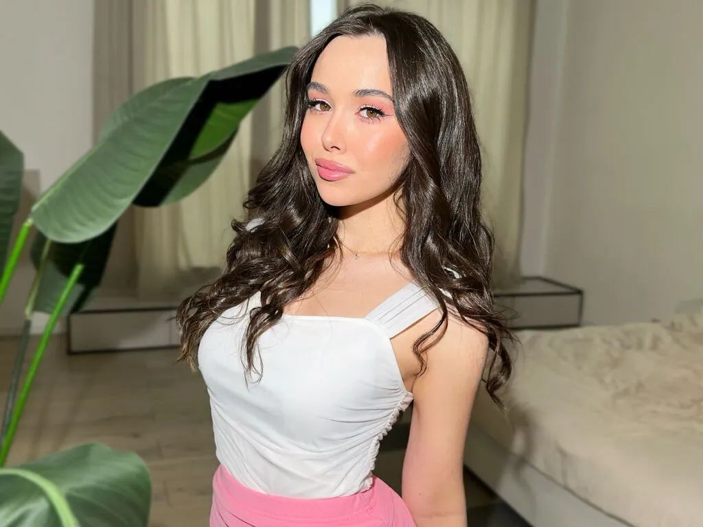 MiaYani – webcam model profile photo