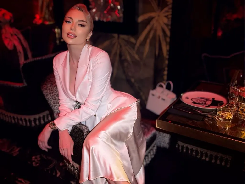 NatashaIrene – webcam model profile photo